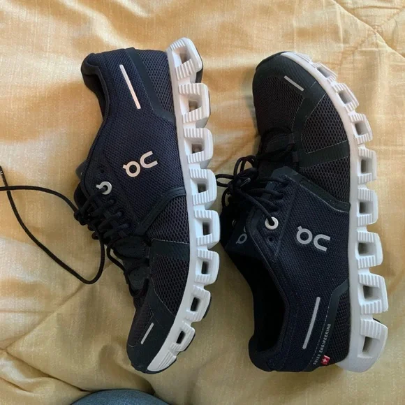 On cloud size 7 - Picture 2 of 5